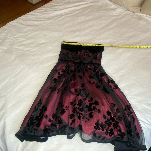Vintage Betsy’s Johnson strapless dress in  burgundy with black floral overlay - Picture 13 of 15